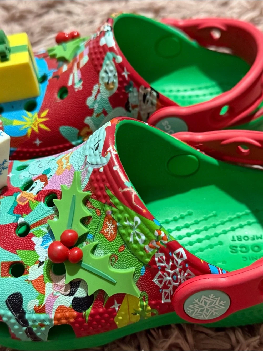 Disneyland Kids Holiday Red & Green Clog Shoes with Gift Charms size 7c